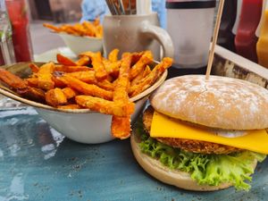 Veganer "Chicken-Burger" mit Süßkartoffel-Pommes at Hans im Glück in Heidelberg