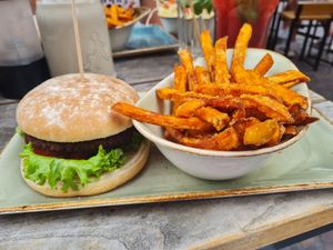 Veganer Burger "Naturbursche" mit Süßkartoffel-Pommes at Hans im Glück in Heidelberg