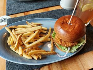 Glücksgriff burger with side fries at Hans im Glück in Heidelberg