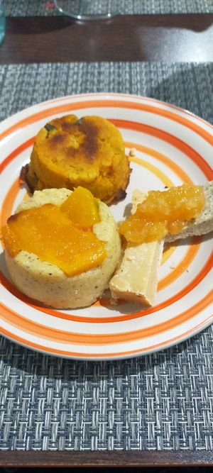 Antipasto con polentina e zucca, tortino di zucca e porri, assaggio di Gondino con marmellata di zucca at Vibrazioni Vegetali in Abbiategrasso