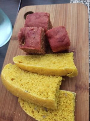 Pane alla curcuma e alla barbabietola at Vibrazioni Vegetali in Abbiategrasso