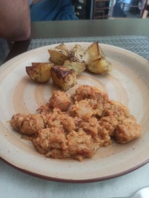 Spezzatino di soia in tartare di cavolfiore e patate al forno at Vibrazioni Vegetali in Abbiategrasso