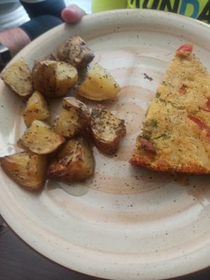 Torta di patate, broccoli e pomodori con patate al forno at Vibrazioni Vegetali in Abbiategrasso