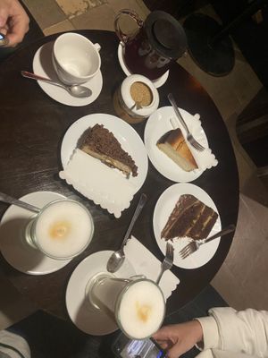 Tartas y latte  at Bonobo in Krakow