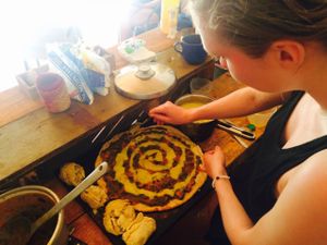 vegan pizza making at Amor Infinito in Montanita