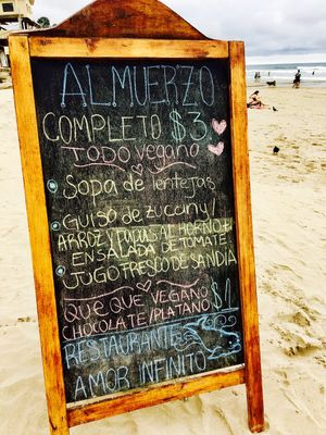 Pizarra Vegana en la playa at Amor Infinito in Montanita