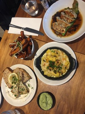 Me ha encantado! Vale la pena. Pedimos gyozas, sweet potatos, mac n cheese y Alcachofas  at Mildreds - Camden in North West London