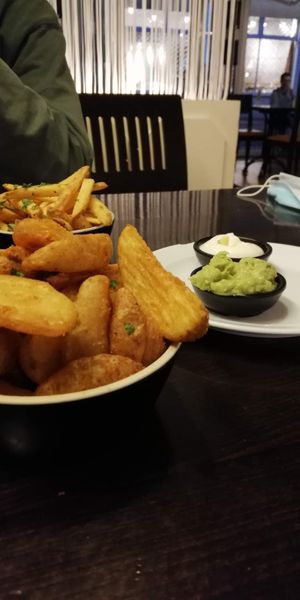 Potato wedges with guacamole at Space Burger in Dusseldorf