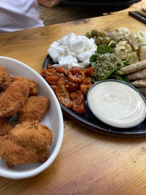 Chili cheese und mezze Platte  at Froindlichst - Winterhude in Hamburg