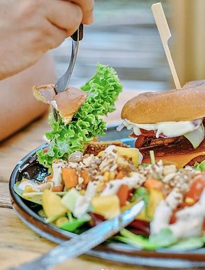 Barbie Kuh mit homemade BBQ & Sweet Onion Soße, Salat, veganem "Beef" Pattie und "Bacon", Cheddar Cheeze, Tomate, Gurke und roten Zwiebeln at Froindlichst - Winterhude in Hamburg