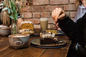 Vegan peanut-chocolate-caramel cake  at Froindlichst - Winterhude in Hamburg
