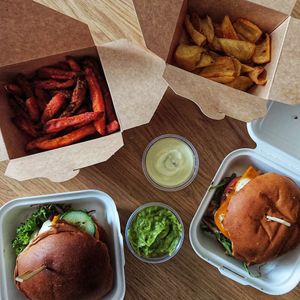 2 Burger (1x Beyond) , 2 Pommes, 2 Saucen: 44€ (geliefert) at Froindlichst - Winterhude in Hamburg