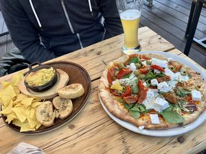 vegan oven cheese & gyros pizza  at Froindlichst - Winterhude in Hamburg