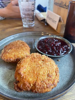 Camenbert- Spezialität mit Preiselbeer  at Froindlichst - Winterhude in Hamburg