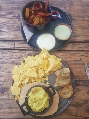 Vorspeise: Ofenkäse mit Nachos und Rosmarinbaguette, 'kleiner' Vorspeisenteller mit Aioli und Basilikum-Mayo -YUM at Froindlichst - Winterhude in Hamburg