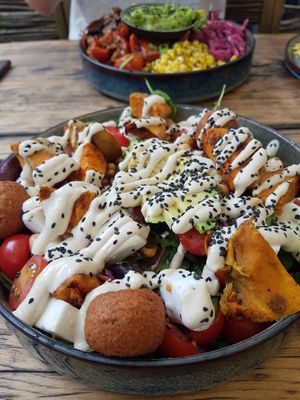 Hauprspeise: Salate mit knackigen Salat, Pulled Pork mit eingelegten Zwiebeln und einmal Fetakäse mit Süßkartoffeln - Einfach so so gut! at Froindlichst - Winterhude in Hamburg