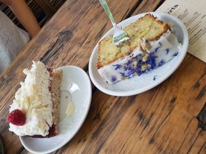 Dessert: weils immer geht.. Zitronenkuche mit Kornblumenblüten und Kokos-Himbeertorte mit Weißer Schoki - ja es schmeckt so gut wie es aussieht! at Froindlichst - Winterhude in Hamburg