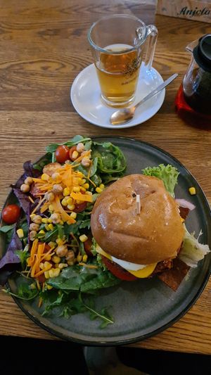 Barbie Burger mit Salat at Froindlichst - Winterhude in Hamburg