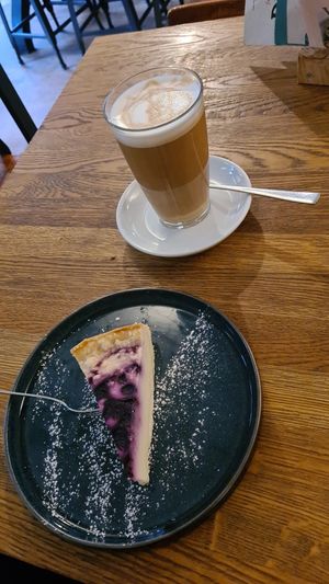 Cheesecake mit Latte Macchiato at Froindlichst - Winterhude in Hamburg
