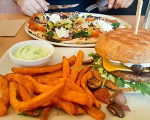 Vitalia burger with sweet potatoe fries and wikileakspizza  at Froindlichst - Winterhude in Hamburg