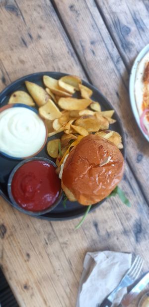 Vitaly Burger mit Pommes, Ketchup und Trüffel-Mayo at Froindlichst - Winterhude in Hamburg