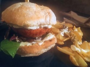 Burger and extra fries - crispy, tasty, great at Froindlichst - Winterhude in Hamburg