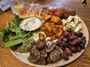 Vorspeisenplatte at Froindlichst - Winterhude in Hamburg