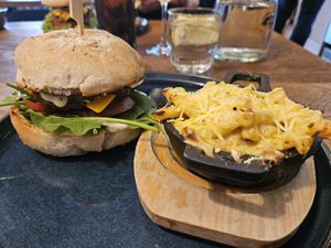 Trüffelburger mit Mac'n'Cheese at Froindlichst - Winterhude in Hamburg
