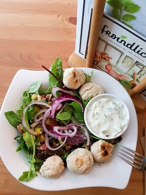 Greeky salad bowl   I love their new menue card with the wild salad bowl. Mine contained wildsalad, almond feta, olives, dried tomatoes, tzatziki, red unions, peperoni and pizza bread Hmm!  at Froindlichst - Winterhude in Hamburg