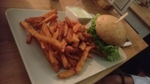 Hamburger and sweet potato french fries at Froindlichst - Winterhude in Hamburg