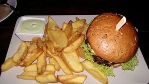 Hot Amigo Burger with fries at Froindlichst - Winterhude in Hamburg