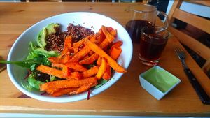 iBilly bowl and jasmine green tea. at Froindlichst - Winterhude in Hamburg