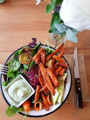 Wild herbs salad with sweet potatoes fries and dip at Froindlichst - Winterhude in Hamburg