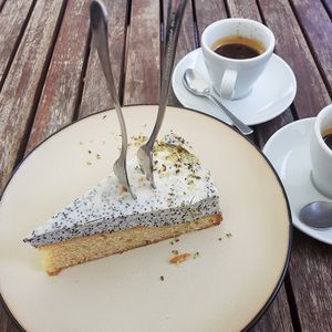 Cocos lemon cake to share at Froindlichst - Winterhude in Hamburg