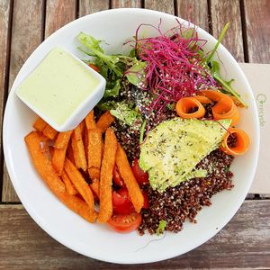 Quinoa salad with sweet potatoes fries at Froindlichst - Winterhude in Hamburg