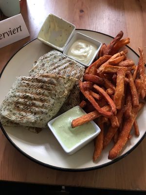 Black beans wrap with sweet potato fries and balisicum mayo and aioli (sorry about the empty pot 🙈) at Froindlichst - Winterhude in Hamburg
