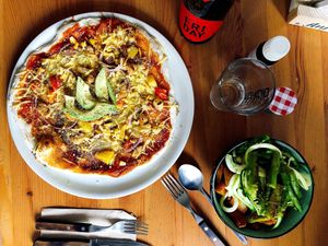 Pizza „Wild West“ + Potato Wedges with aspargus and zoodles at Froindlichst - Winterhude in Hamburg