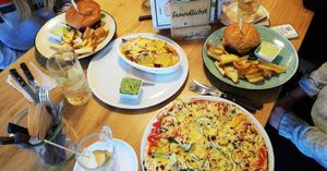 Pizza, burgers and nachos at Froindlichst - Winterhude in Hamburg