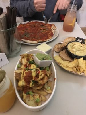 Ofenkäse, Pizzabrot and mexican fries at Froindlichst - Winterhude in Hamburg