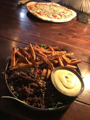 IBowl und Gemüsegarten Pizza 🙏🏽😍 at Froindlichst - Winterhude in Hamburg