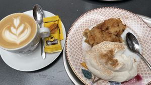 veganer Apfelcrumble mit leckerem Cappuccino dazu. Sehr fein.  at Lima Limon in Bremgarten
