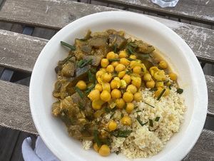 Curry de légumes avec du couscous   at Against the Grain in Lyon