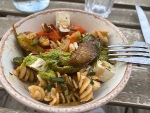 Salade de pâtes avec des lègumes et de la féta veganne  at Against the Grain in Lyon