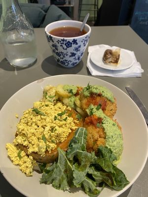 Courge rôtie, tofu brouillé, arancini à la tomate, pommes de terre au four et pesto de persil  at Against the Grain in Lyon