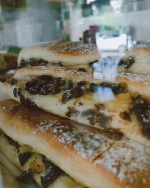 Les pains suisses en vitrine at Against the Grain in Lyon