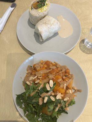 Wrap tofu brouillé et mijoté de courge patate et pois chiches  at Against the Grain in Lyon