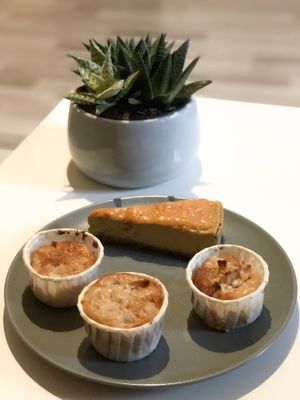 Cheesecake & muffins  at Against the Grain in Lyon