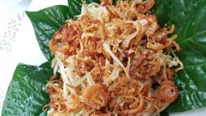 Vegan mango salad with roasted coconut (and crispy onion) at Spices and Herbs in Chiang Mai