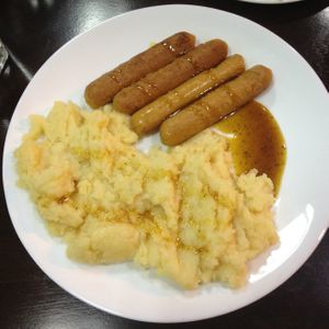 נקנקיות עם פירה at Ayana in Petach Tikva