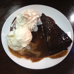 עוגת שוקולד עם גלידה וקצפת at Ayana in Petach Tikva